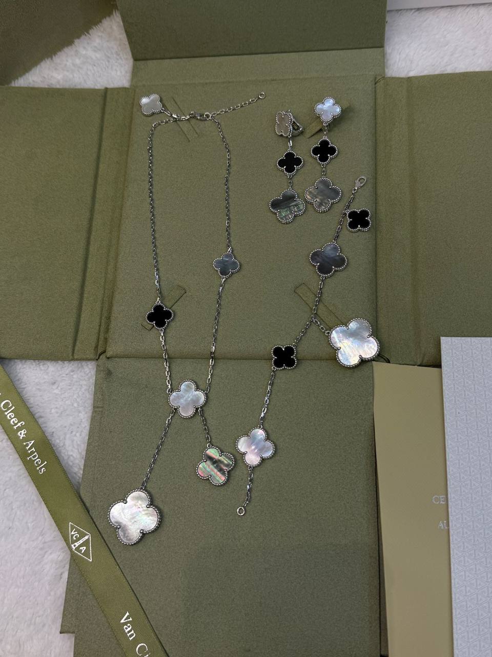 Vancleef Set
with normal box 🎁
320 dhs🪙🌨️

with original box 
🎁🎁🎁
400 dhs🪙🌨️

Zain209
♥️♥️♥️