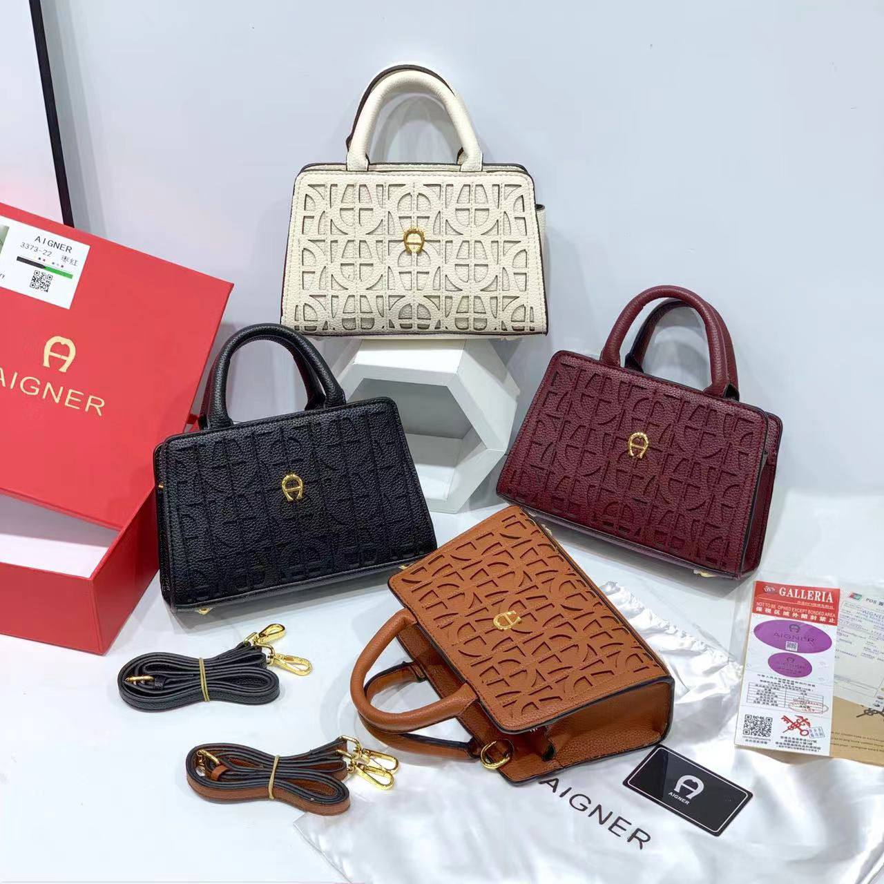 Aigner
115 dhs❤️
SIZE：22CM
Good quality 

with box
🎁🎁🎁

Zain35
♥️♥️♥️