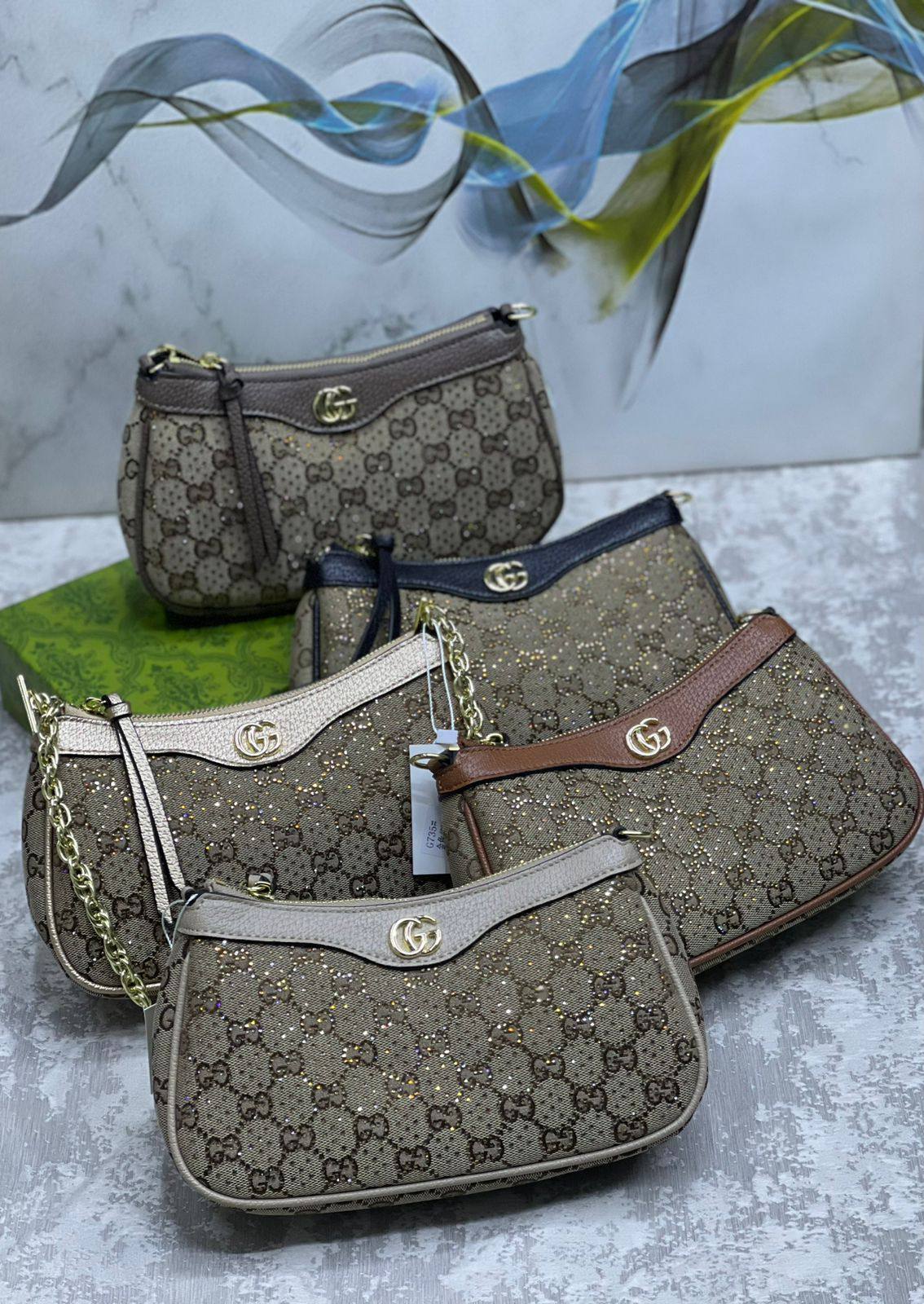 Gucci

with box 
🎁🎁🎁

95 dhs❣️

Zain175
♥️♥️♥️