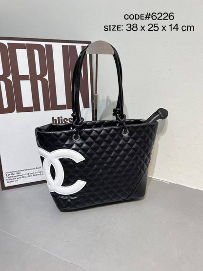 CHANEL ᴄᴀᴍʙᴏɴ ʟɪɢɴᴇ
ʟᴀʀɢᴇ ᴛᴏᴛᴇ ʙᴀɢ ᴢɪᴘᴘᴇʀ ᴛʏᴘᴇ
ǫᴜɪʟᴛᴇᴅ ʟᴇᴀᴛʜᴇʀ
ᴡɪᴛʜ ᴏғғsᴇᴛ CC ʟᴏɢᴏ
sɪʟᴠᴇʀ ʜᴀʀᴅᴡᴀʀᴇ
sɪᴢᴇ : 38 cm

75 dhs🪙🌨️

Zain31
♥️♥️♥️