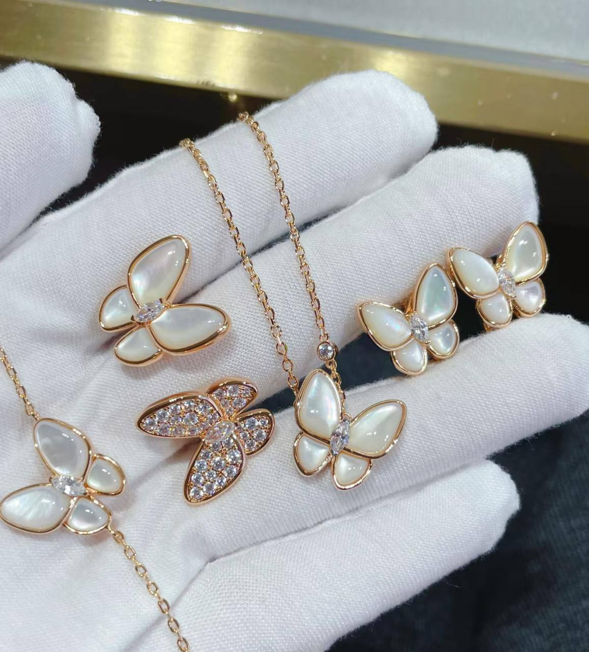 VCA SET❤️‍🔥*
Necklace 🦋
Earring🤯
Bracelet 💥
Ring 💍 free size
Master quality 💯
With normal boxes 📦 
170 dhs🪙💚
With master box 🗃️ 
210 dhs🪙💚

Zain216
♥️♥️♥️