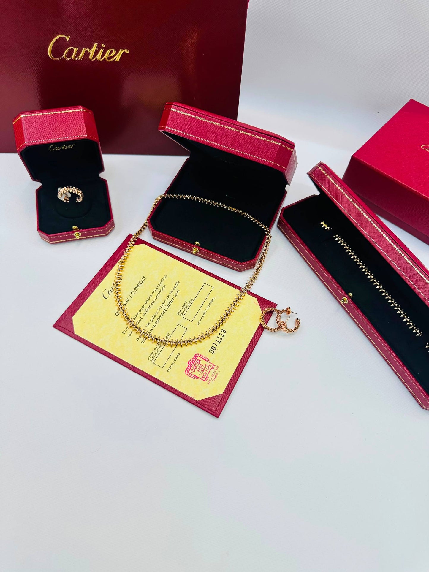 CARTIER SET❤️‍🔥*
Necklace 💥
Earring 🔥
Bracelet 🐦‍🔥
Ring 💍 available size 👇
6,7,8,9
With stone 🦋
With normal boxes 🗃️ 
340 dhs✅

With master box 📦 
390 dhs✅

Zain216
♥️♥️♥️
