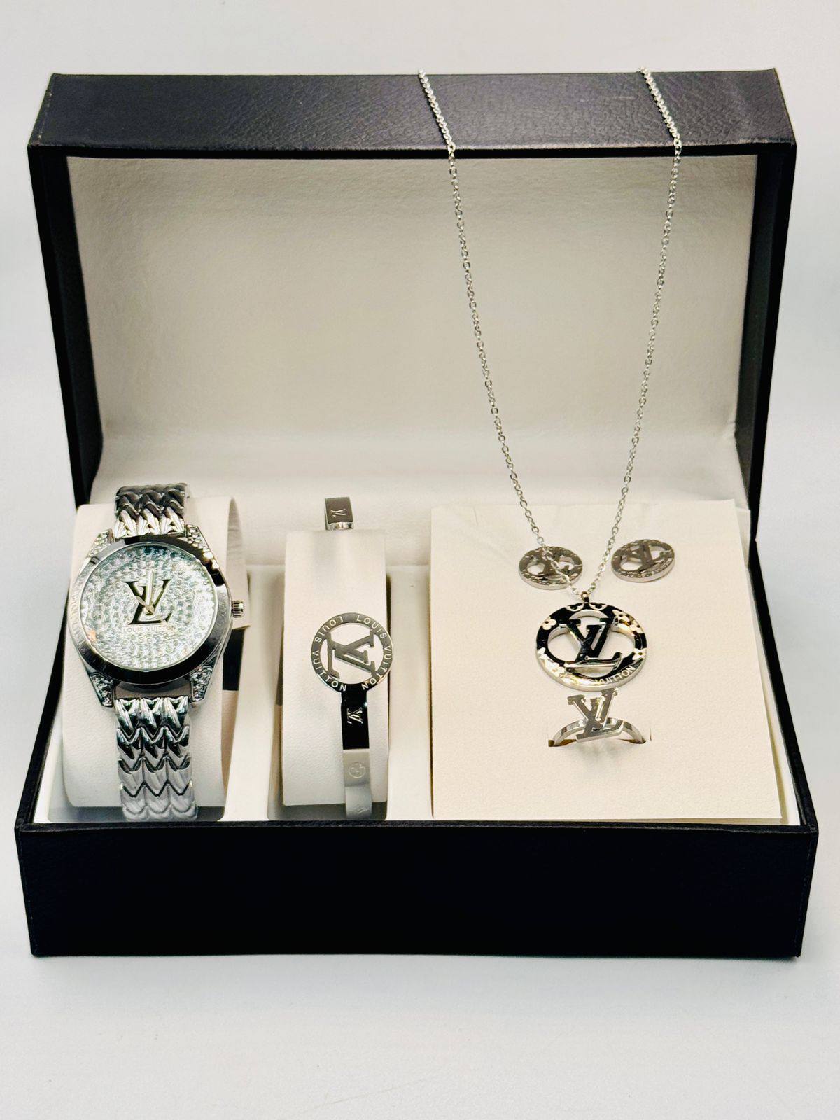 Ladies watch set 

with box 
🎁🎁🎁

90 dhs❣️

Zain08
♥️♥️♥️