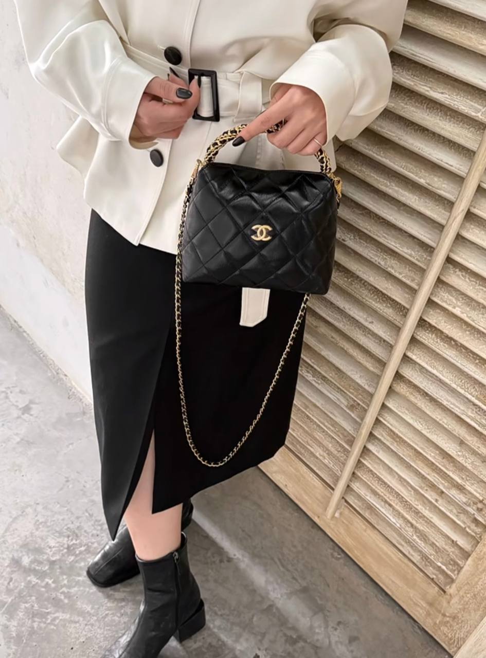 Chanel
100 dhs✅
Good  quality
Size:19cm
with box
🎁🎁🎁

Zain74
♥️♥️♥️