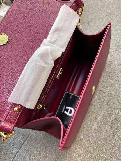 Aigner
100 dhs🇦🇪🇦🇪 
with box high quality24cm

Zain26
♥️♥️♥️
