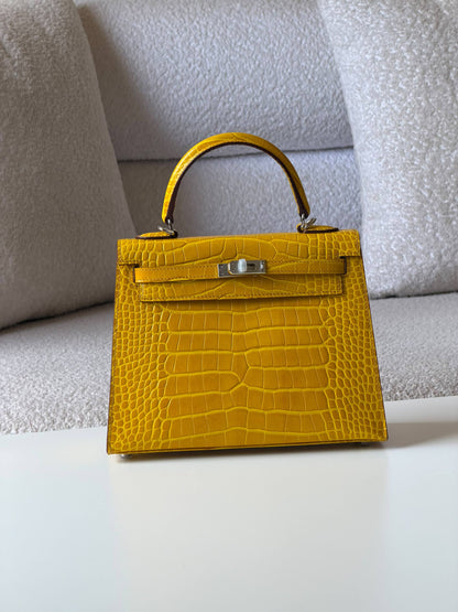 Hermes kelly 

25cm💥

Master quality ✅
with box 📦 
700 dhs🇦🇪🇦🇪

Zain52
♥️♥️♥️