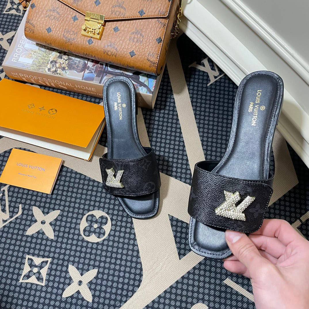 LV
Size 36-42 
100 dhs✅

Zain131
♥️♥️♥️