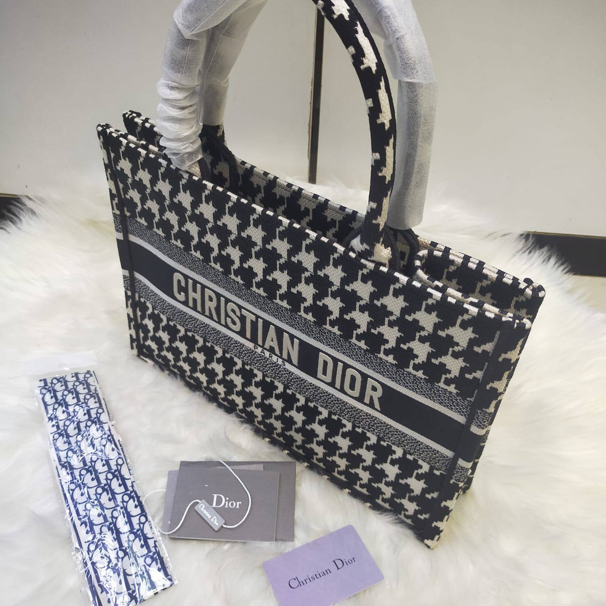 Dior

125 dhs🇦🇪🇦🇪
High quality 

Zain235
♥️♥️♥️