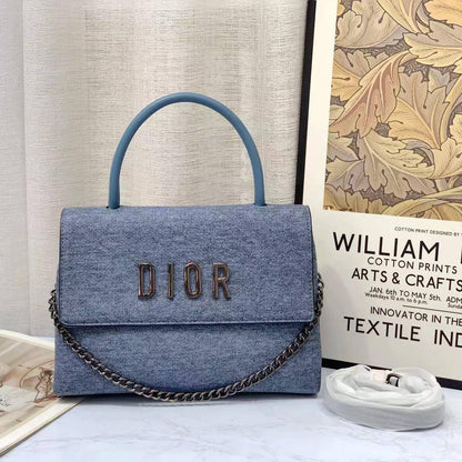 Dior 
27cm stock ✨👆🏾

With box
🎁🎁🎁

115 dhs🪙🌺

Zain168
♥️♥️♥️