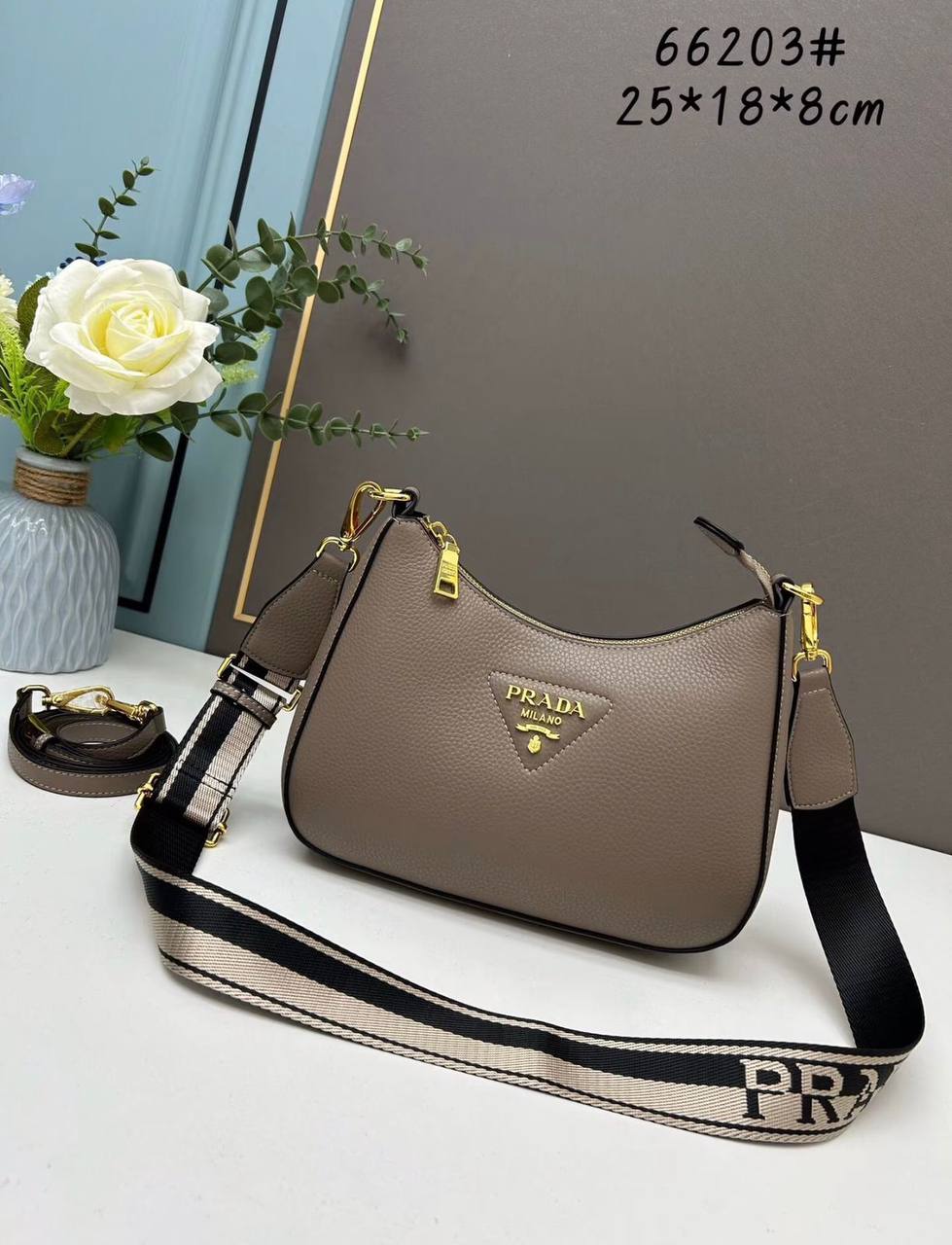 Prada

90 dhs✅

with box
🎁🎁🎁

Zain35
♥️♥️♥️
