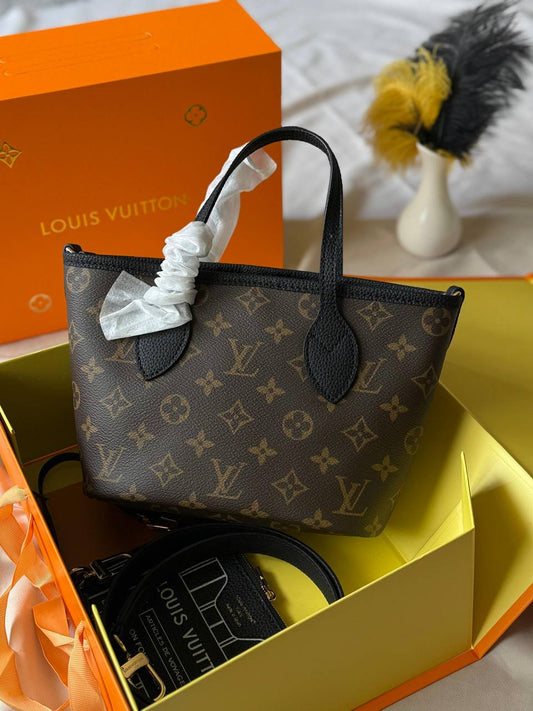 LV
18_20cm
380 dhs❤️
Top quality 
With box🎁

Zain167
♥️♥️♥️