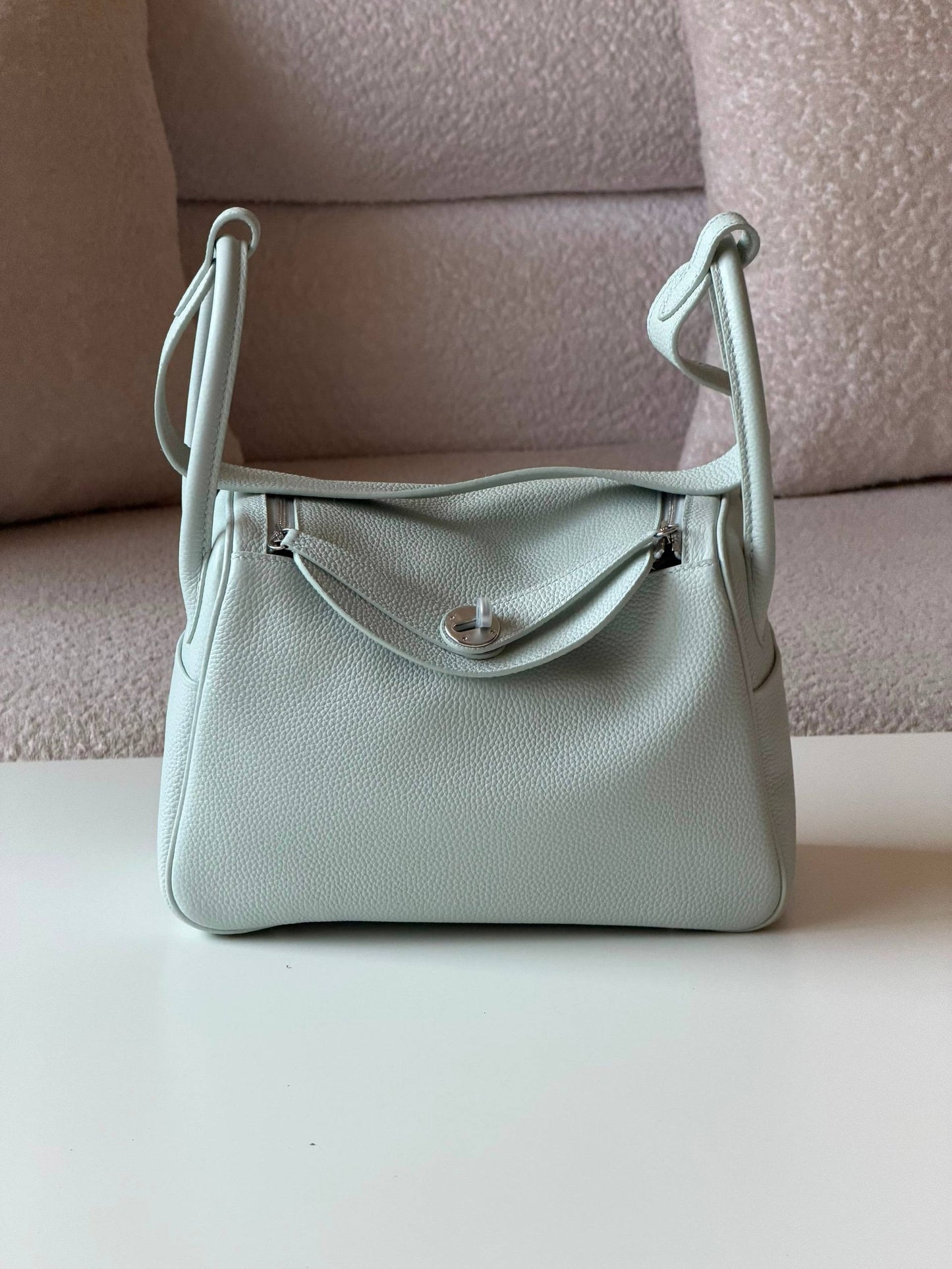 Hermes Lindy 26cm💕master quality😍with box❤️
390 dhs🇦🇪🇦🇪

Zain52
♥️♥️♥️