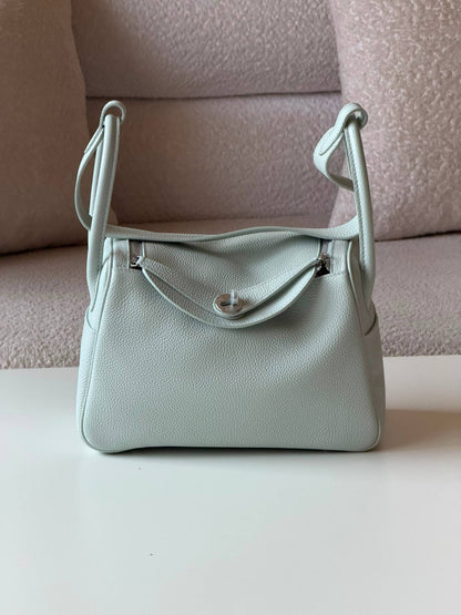 Hermes Lindy 26cm💕master quality😍with box❤️
390 dhs🇦🇪🇦🇪

Zain52
♥️♥️♥️