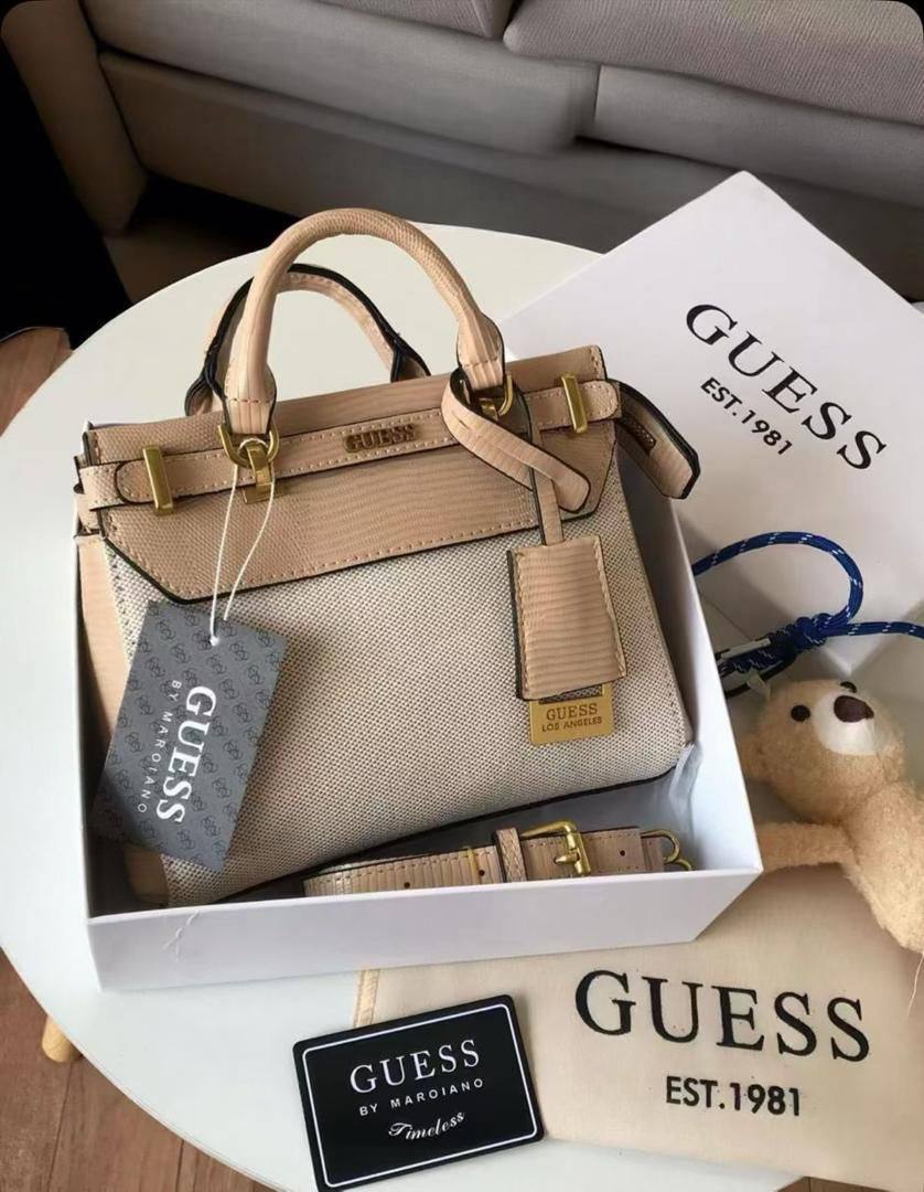 Guess
100 dhs✅
size：22cm
Good-quality 

with box
🎁🎁🎁

Zain35
♥️♥️♥️