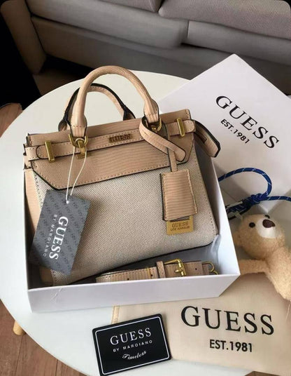 Guess
100 dhs✅
size：22cm
Good-quality 

with box
🎁🎁🎁

Zain35
♥️♥️♥️