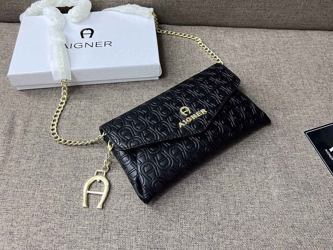 Aigner

55 dhs 🇦🇪🇦🇪🇦🇪

size 20cm

with box
Zain26
♥️♥️♥️