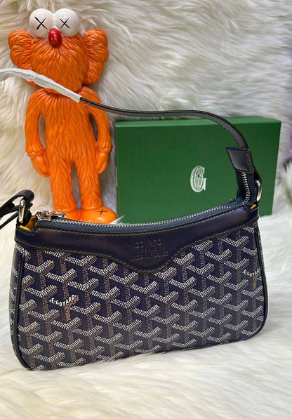Goyard
good quality, comes 
with box, 

🎁🎁🎁

size... 24 *14 cm
80 dhs❣️

Zain12
♥️♥️♥️