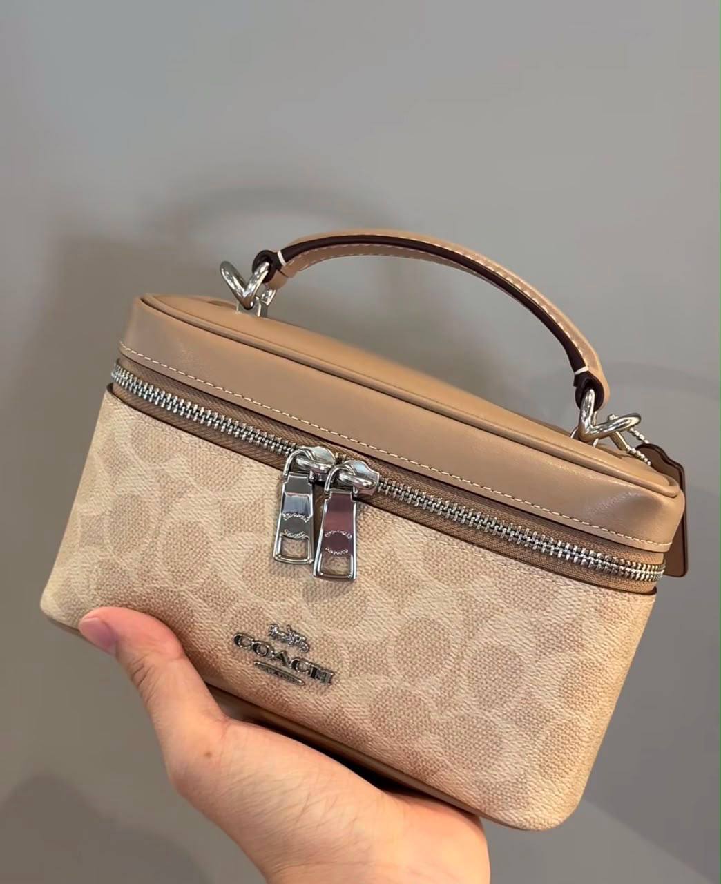 Coach
100 dhs✅
High-quality with box

Zain35
♥️♥️♥️