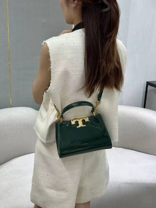 TORY BURCH 
NEW CAME 
GOOD QUALITY 

WITH BOX 
🎁🎁🎁

90 dhs🪙🪙

Zain39
♥️♥️♥️