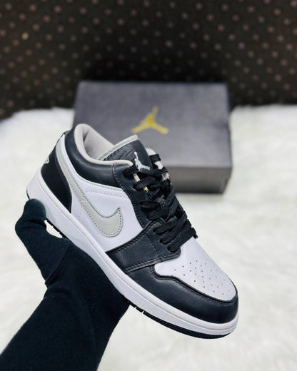 Jordan 1 Low 
Sizes 36-46 
150 dhs🪙💕

Zain232
♥️♥️♥️
