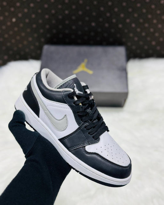 Jordan 1 Low 
Sizes 36-46 
150 dhs🪙💕

Zain232
♥️♥️♥️