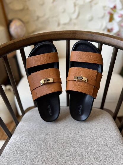 HERMES SLIPPER
*AAA QUALITY*
*size: 40 to 47*
450 dhs✅

Zain185
♥️♥️♥️