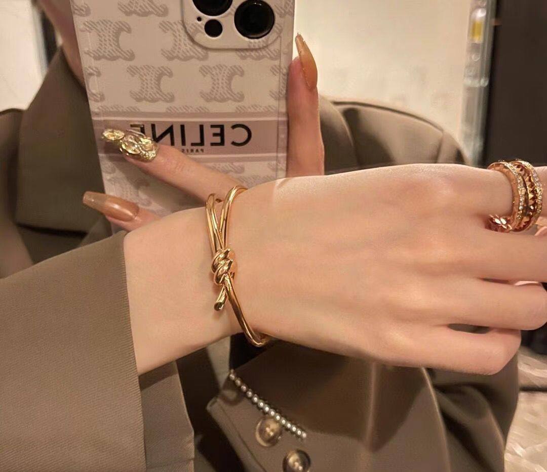 Tiffany ❤️‍🔥*
Bangle ✨
Master quality 💯
With normal boxes 📦 
60 dhs🇦🇪🇦🇪

With master box 🗃️ 
100 dhs🇦🇪🇦🇪

Zain216
♥️♥️♥️