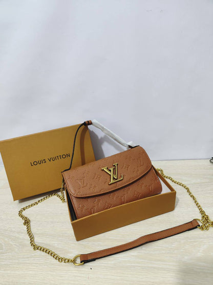 Coach

70 dhs🪙💕 

high quality 

with box  
🎁🎁🎁
23cm

Zain26
♥️♥️♥️
