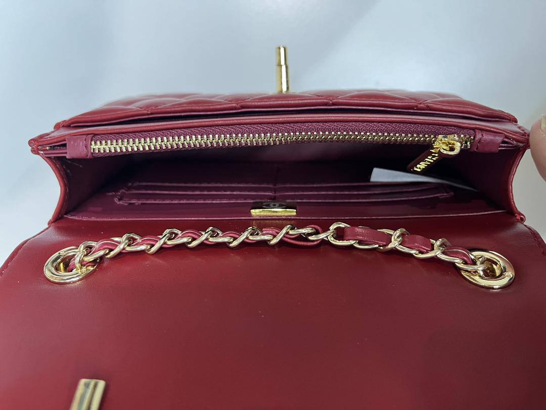 Chanel
80 dhs🪙🌨️

with box
🎁🎁🎁

size 19×4×11cm

Zain213
♥️♥️♥️
