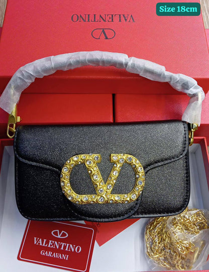 Valentino
Good quality 
with box 
🎁🎁🎁

100 dhs✅

Zain186
♥️♥️♥️