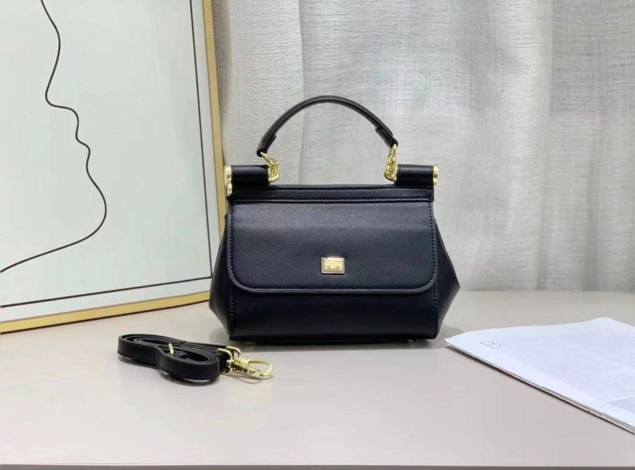 D&G
110 dhs💛
size：20cm
High-quality with box

Zain35
♥️♥️♥️