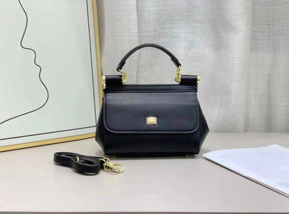 D&G
110 dhs💛
size：20cm
High-quality with box

Zain35
♥️♥️♥️