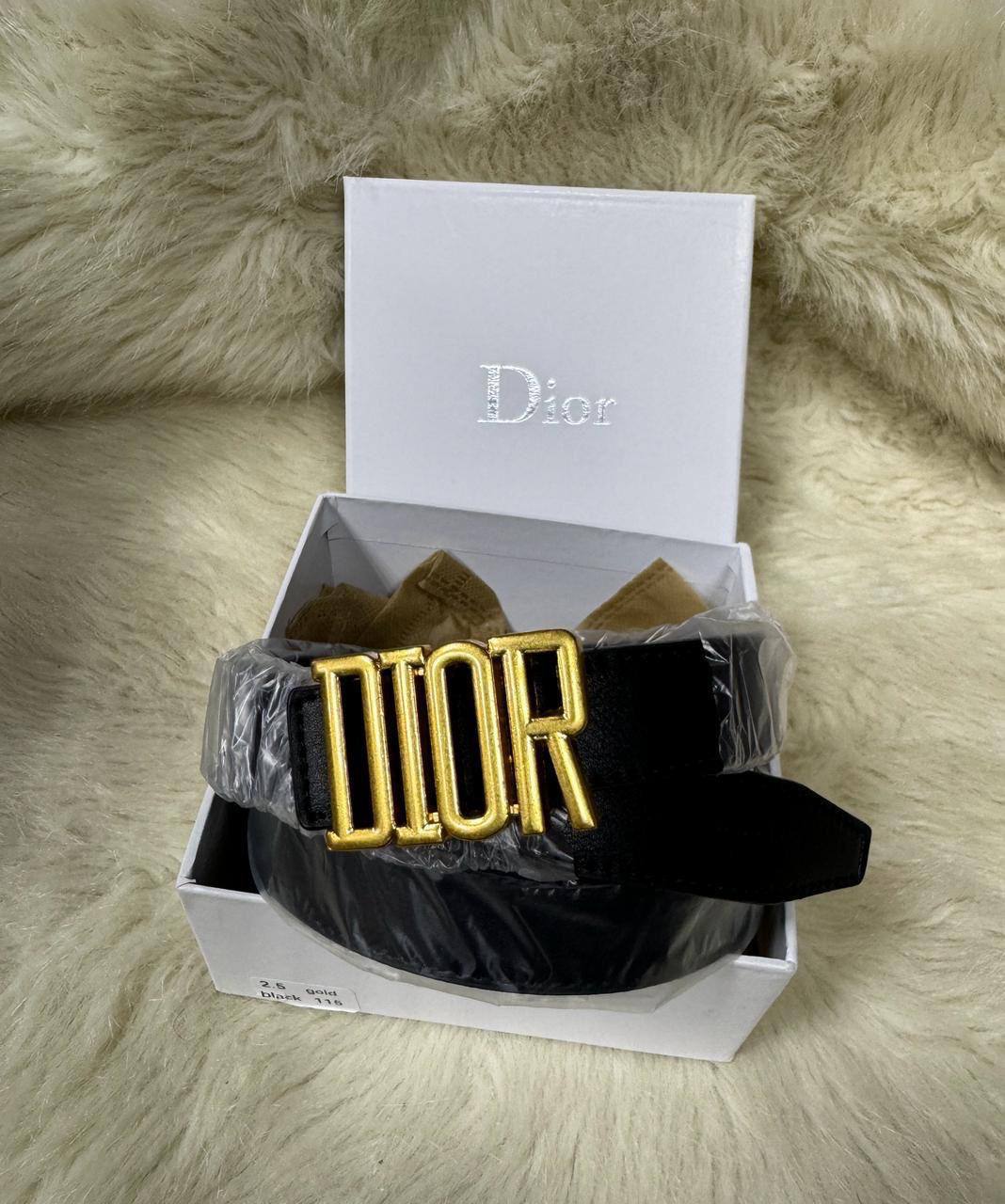 Belt for Lady
Wide：2.5 cm
Long：105/110/115 cm
With box 
30 dhs🇦🇪🇦🇪

Zain136
♥️♥️♥️