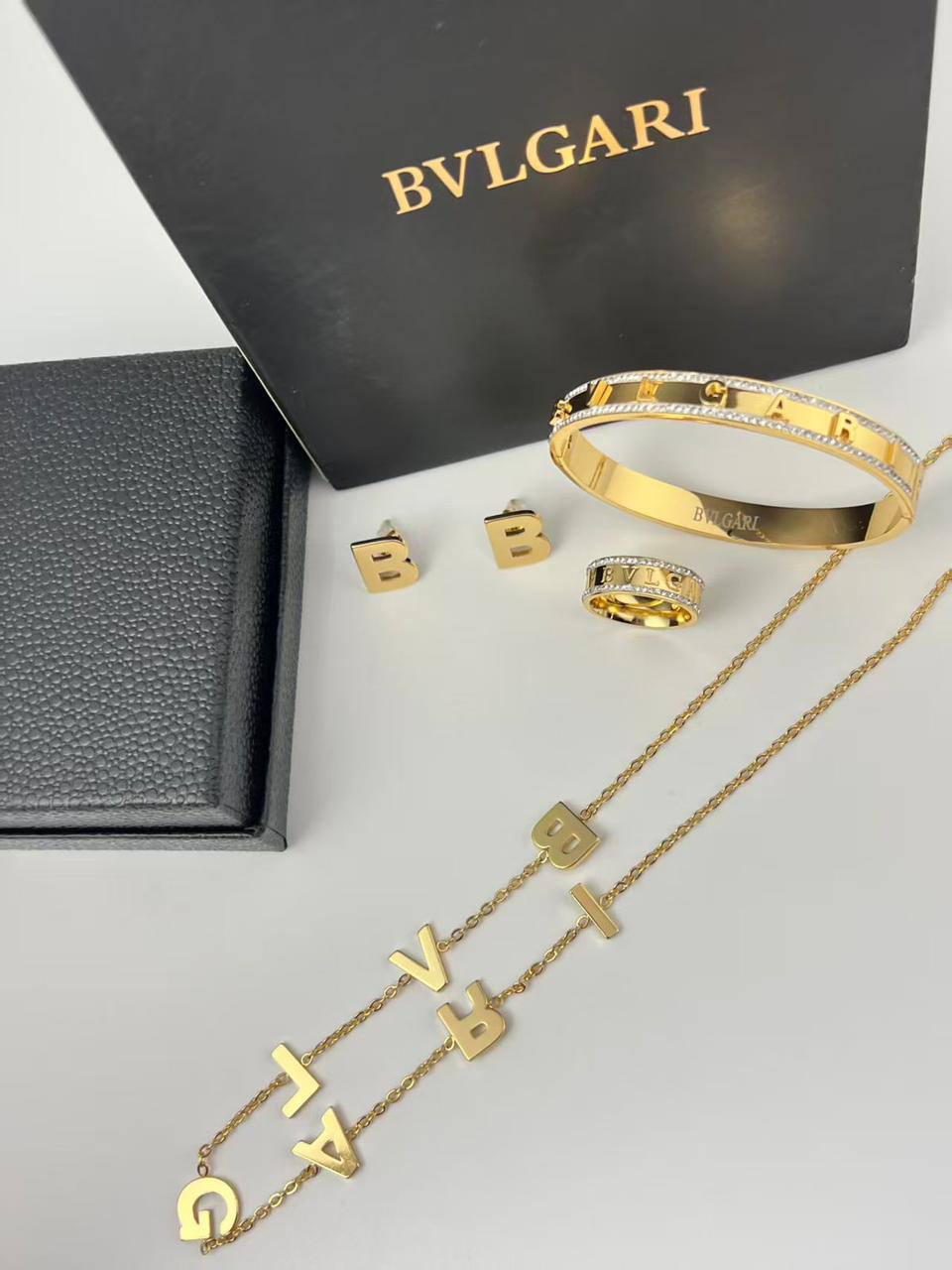 Stainless steel SET 💯*
Necklace ❤️‍🩹
Earring 🍁
Breslat ❣️
Ring 💍 free size
With normal boxes 📦 
And paper bag 🛍️
45 dhs🪙🌨️

Zain216
♥️♥️♥️
