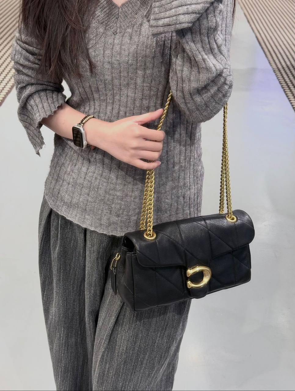 COACH 
HIGH QUALITY 
WITH BOX 
120 dhs💓
Size:26cm

Zain295
♥️♥️♥️