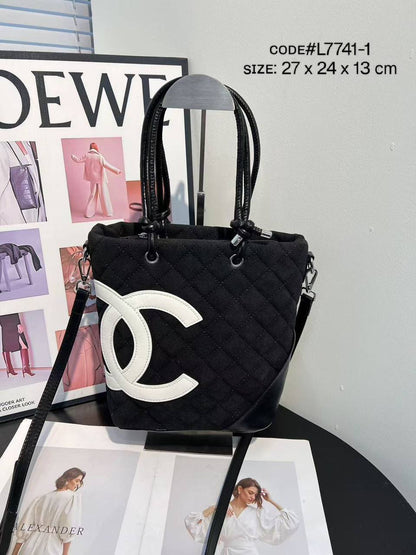 CHANEL ᴄᴀᴍʙᴏɴ
ᴘᴇᴛɪᴛᴇ sʜᴏᴘᴘɪɴɢ ʙᴀɢ
sᴜᴀᴅᴇ ᴍᴀᴛᴇʀɪᴀʟ
sɪʟᴠᴇʀ ʜᴀʀᴅᴡᴀʀᴇ
ᴡɪᴛʜ ʟᴏɴɢ ʙᴇʟᴛ sᴛʀᴀᴘ
sɪᴢᴇ: 27 cm

75 dhs🪙🌨️

Zain31
♥️♥️♥️