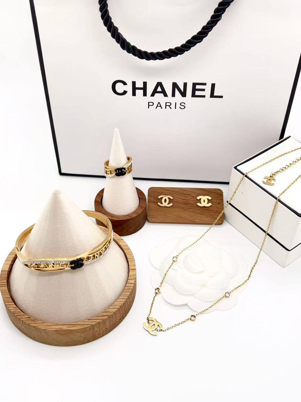 Stainless steel SET 💯*
Necklace ❤️‍🩹
Earring 🍁
Breslat ❣️
Ring 💍 free size
With normal boxes 📦 
And paper bag 🛍️
45 dhs🪙🌨️

Zain216
♥️♥️♥️