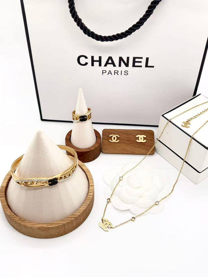 Stainless steel SET 💯*
Necklace ❤️‍🩹
Earring 🍁
Breslat ❣️
Ring 💍 free size
With normal boxes 📦 
And paper bag 🛍️
45 dhs🪙🌨️

Zain216
♥️♥️♥️