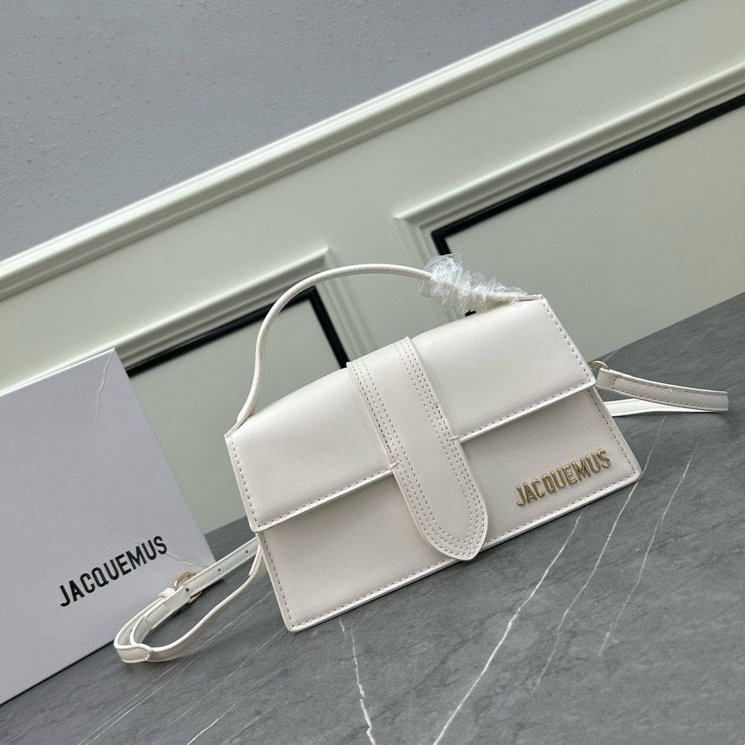 JACQUEMUS
 COPY ONE
WITH BOX BIG SIZE  
250 dhs✅
Leather 

Zain39
♥️♥️♥️