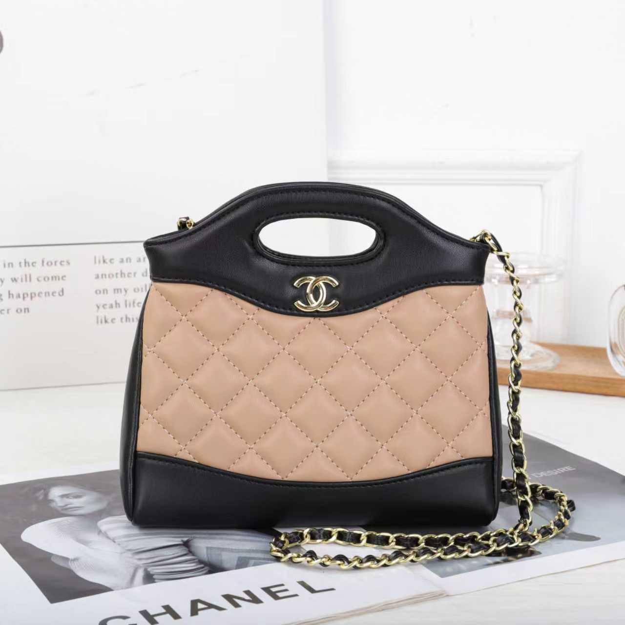 CHANEL 

 GOOD QUALITY 

WITH BOX 
🎁🎁🎁

90 dhs✅

Zain39
♥️♥️♥️