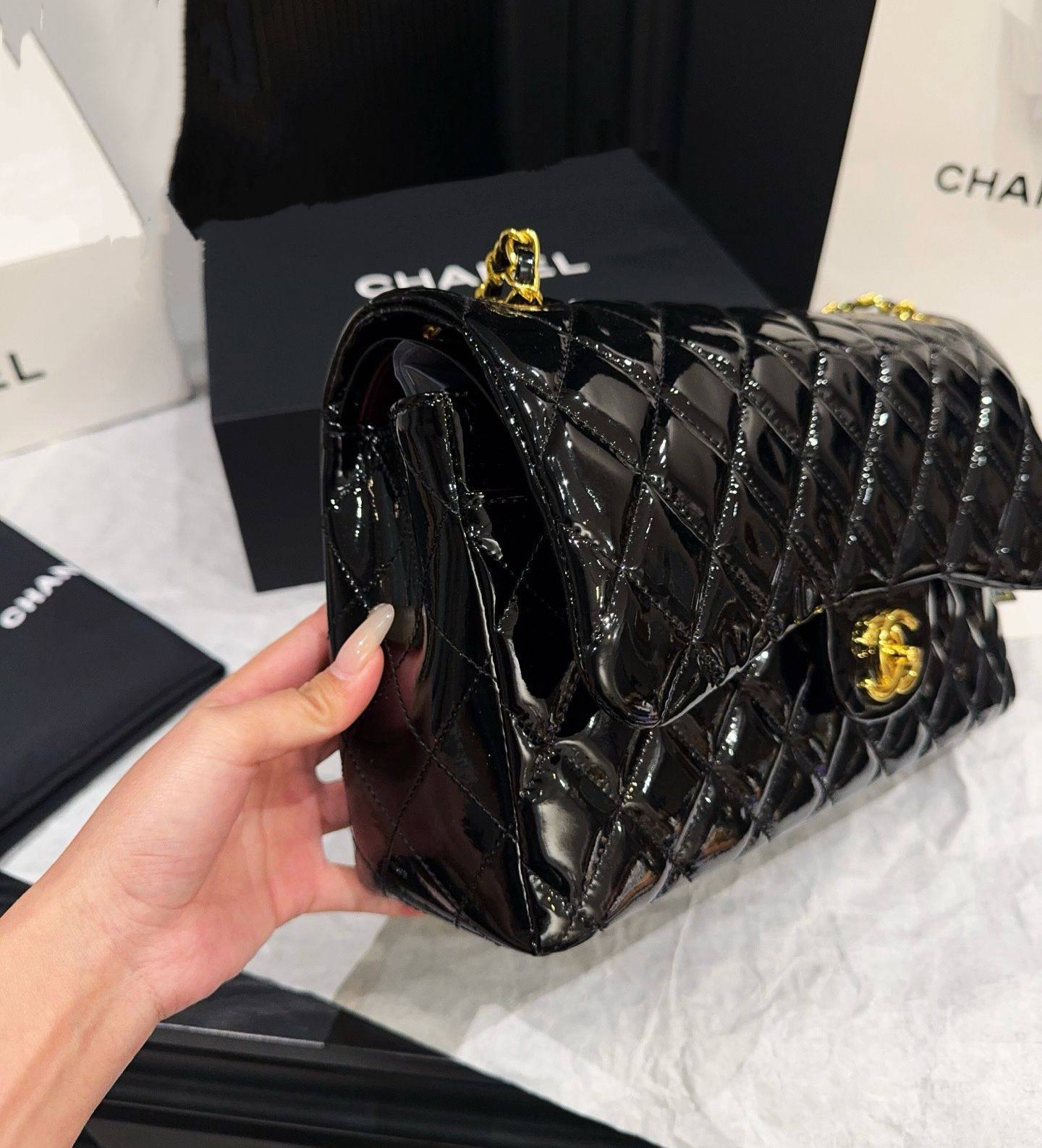 CHANEL 

NEW CAME GOOD QUALITY 
WITH BOX 
🎁🎁🎁

120 dhs👑
Size:25cm

Zain39
♥️♥️♥️