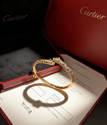 CARTIER BANGLE 
MASTER✨💫
105 dhs🇦🇪🇦🇪

 WITH BOX AND PAPER BAG🛍️🎁

Zain89
♥️♥️♥️