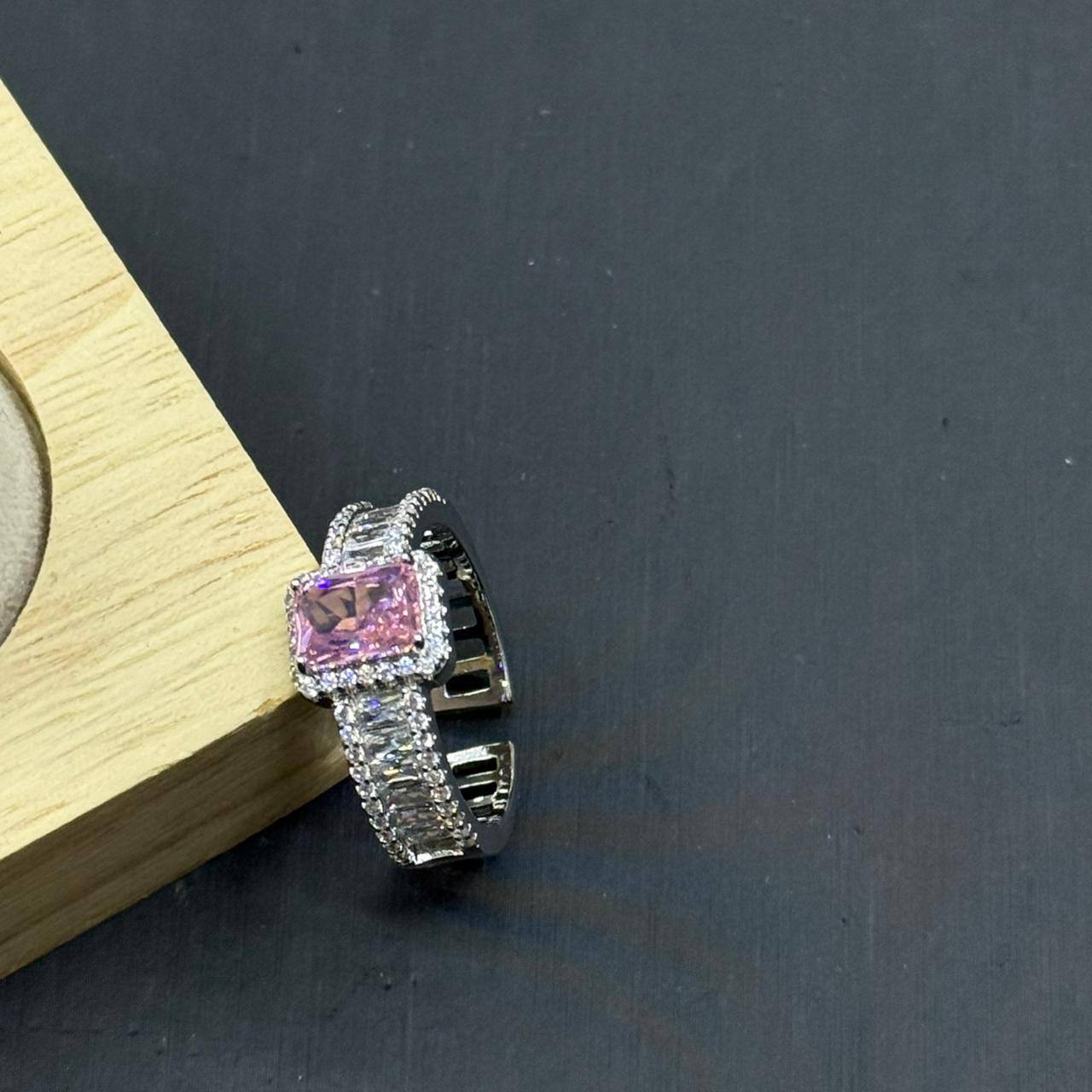 Fashion quality ❤️‍🔥*
Ring 💍 
Free size 
With black boxes 🗃️ 
30 dhs🪙💚

Zain216
♥️♥️♥️