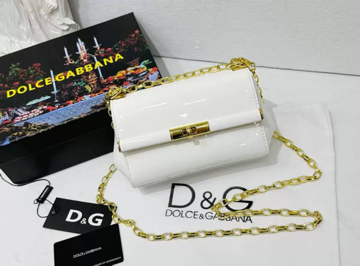 D&G

good quality 

with box
🎁🎁🎁

100 dhs✅

Zain39
♥️♥️♥️
