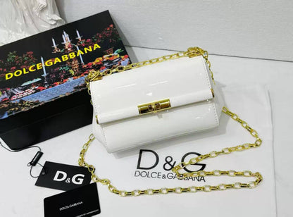 D&G

good quality 

with box
🎁🎁🎁

100 dhs✅

Zain39
♥️♥️♥️