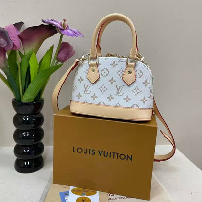 LV     
Size  20×14×10cm
Withbox
110 dhs🇦🇪🇦🇪

Zain04
♥️♥️♥️