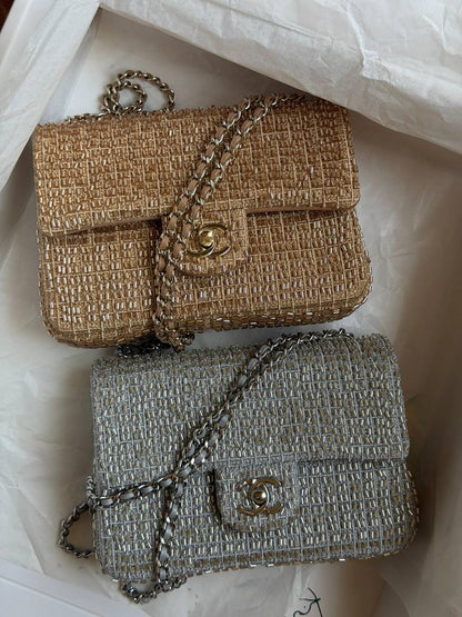 CHANEL
𝐌𝐢𝐧𝐢 𝐂𝐥𝐚𝐬𝐬𝐢𝐜 𝐇𝐚𝐧𝐝𝐛𝐚𝐠 𝐈𝐧 𝐚 𝐒𝐡𝐢𝐦𝐦𝐞𝐫𝐢𝐧𝐠 𝐆𝐨𝐥𝐝 𝐓𝐰𝐞𝐞𝐝 & 𝐁𝐞𝐚𝐝 𝐅𝐢𝐧𝐢𝐬𝐡
1750 dhs✅

ETAG4
♥️♥️♥️