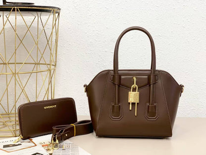 Givenchy
GOOD QUALITY 
110 dhs🇦🇪🇦🇪
SIZE 23CM

Zain200
♥️♥️