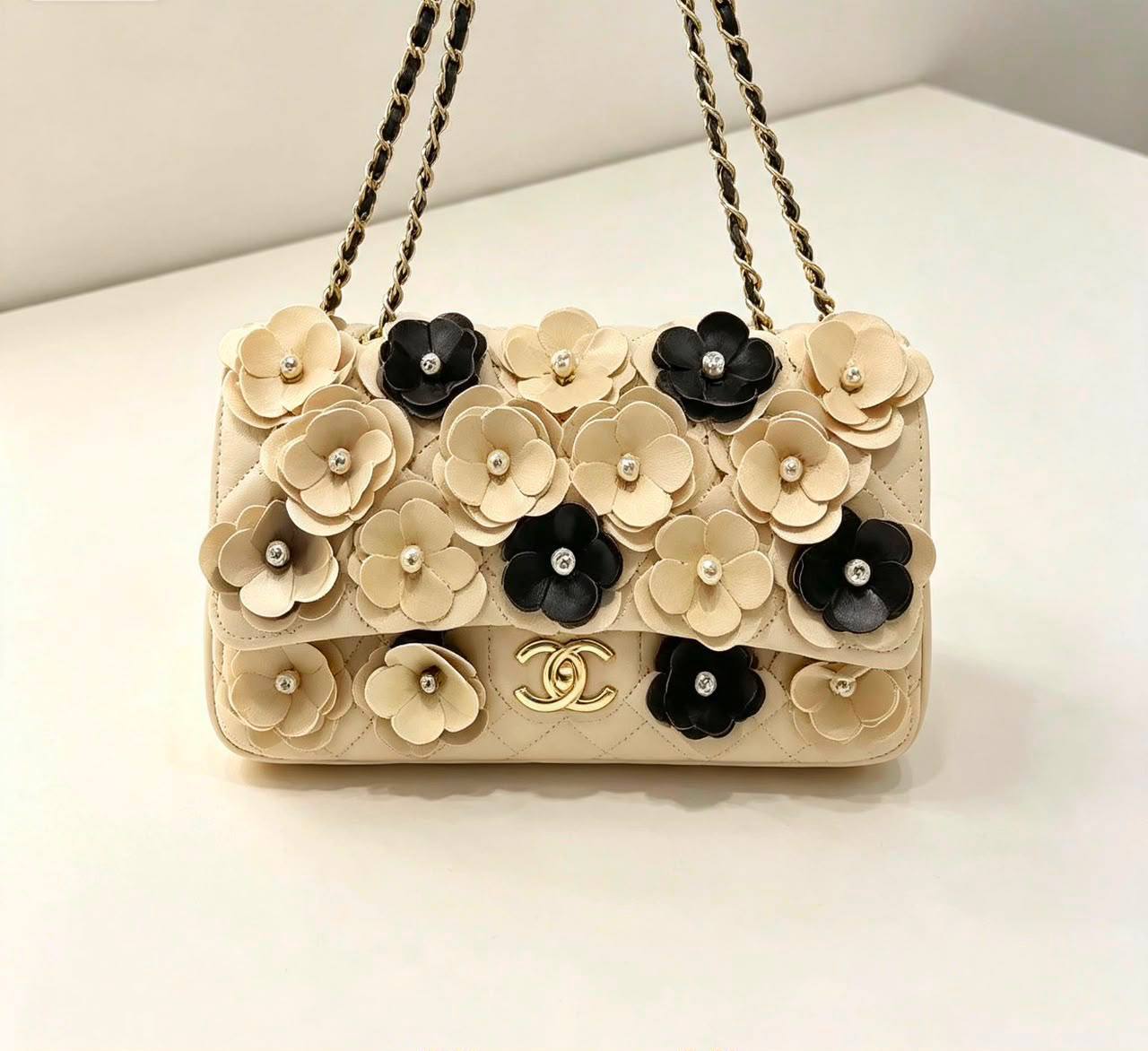 Chanel
130 dhs✅
Super good quality with box

Zain35
♥️♥️♥️