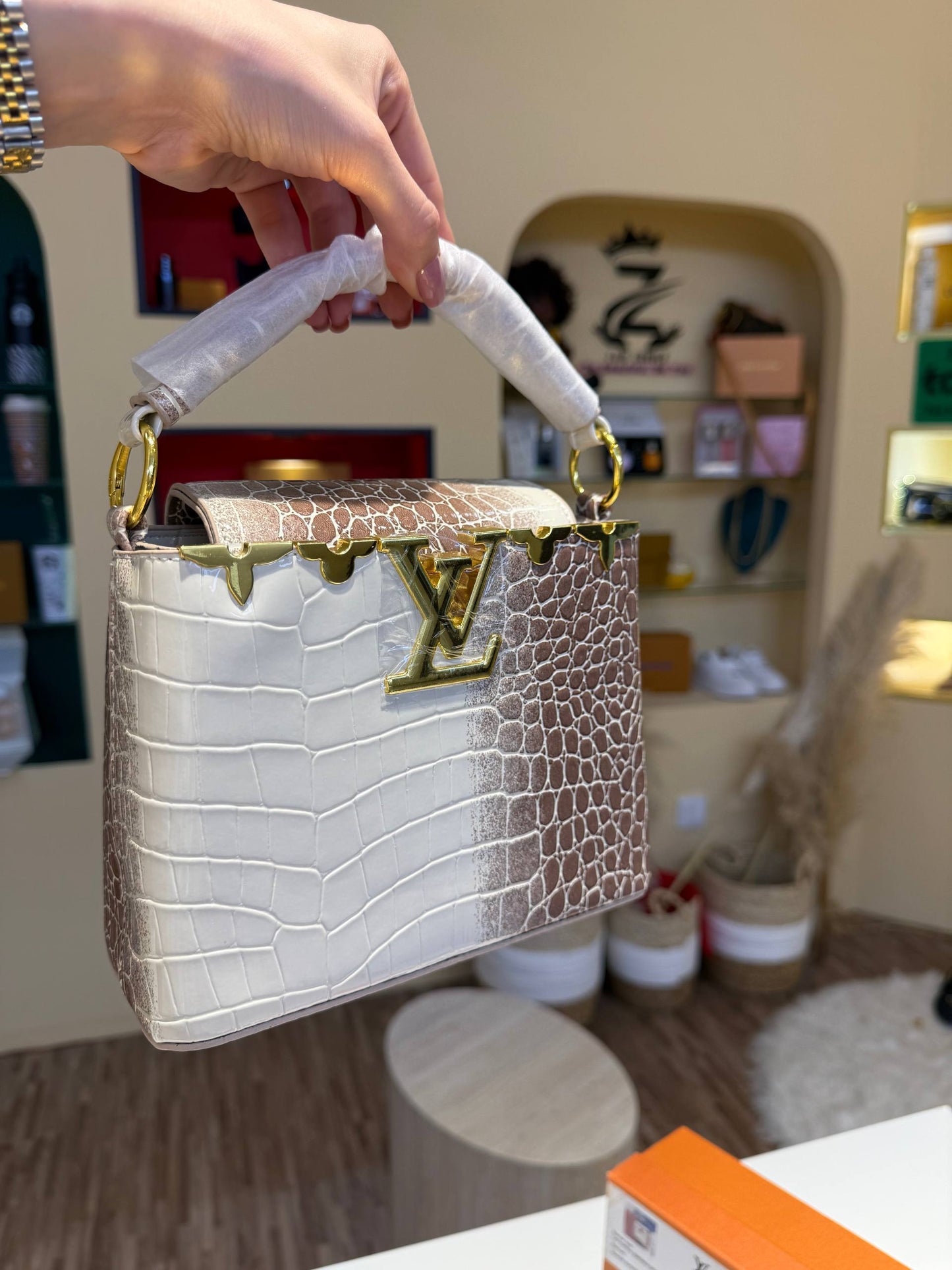 Lv

75 dhs 
With box

Zain31
اطلبوها من الوتس المثبت في الأعلى👆🏻👆🏻

تواصلو معنا 👈🏻 Zain 
For order WhatsApp pinned 👆🏻

♥️♥️♥️